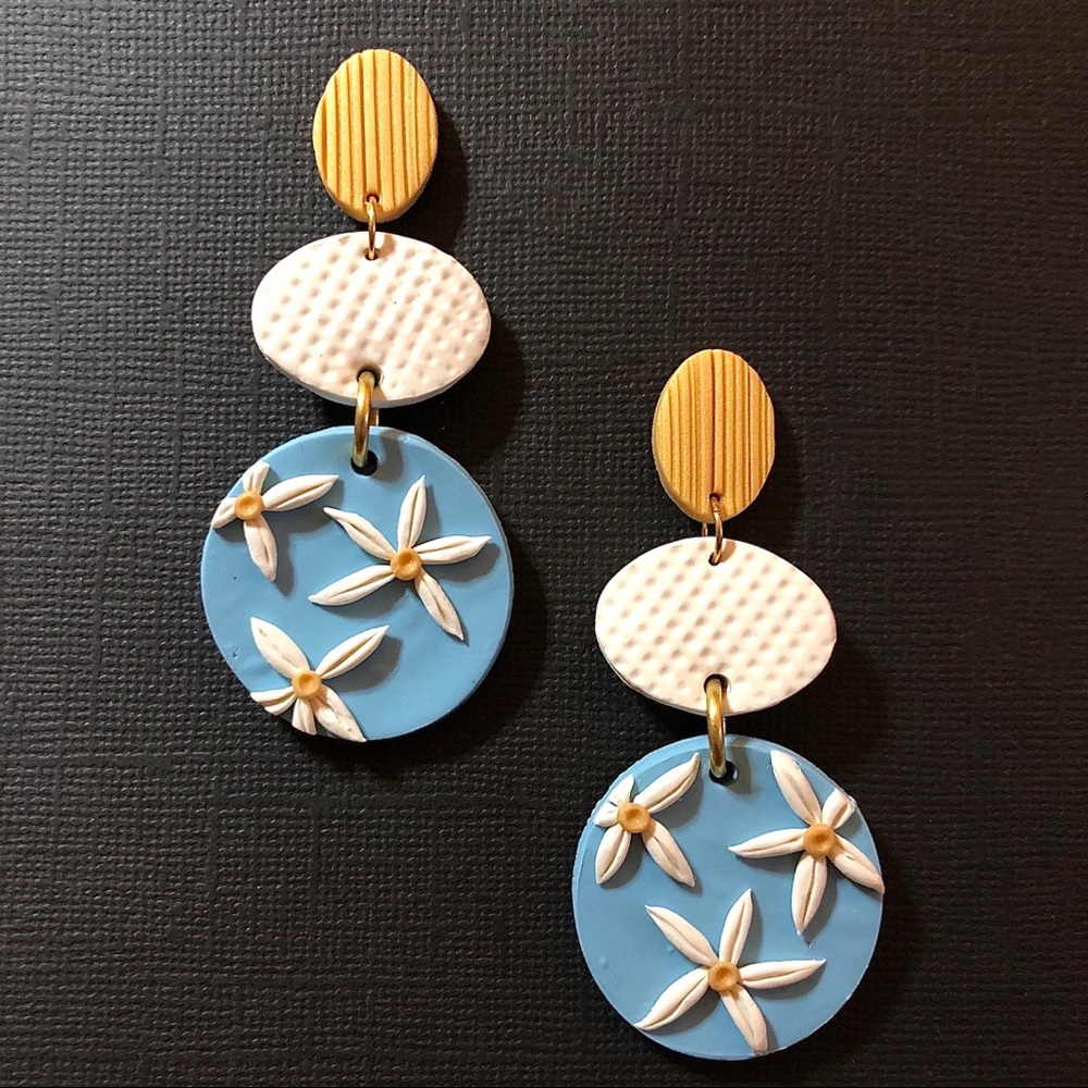 INDIE11 Handmade PolyClay White Flower Earrings